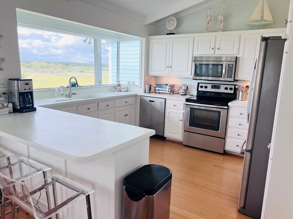 House, 4 Bedrooms | Private kitchen | Microwave, oven, coffee/tea maker, toaster