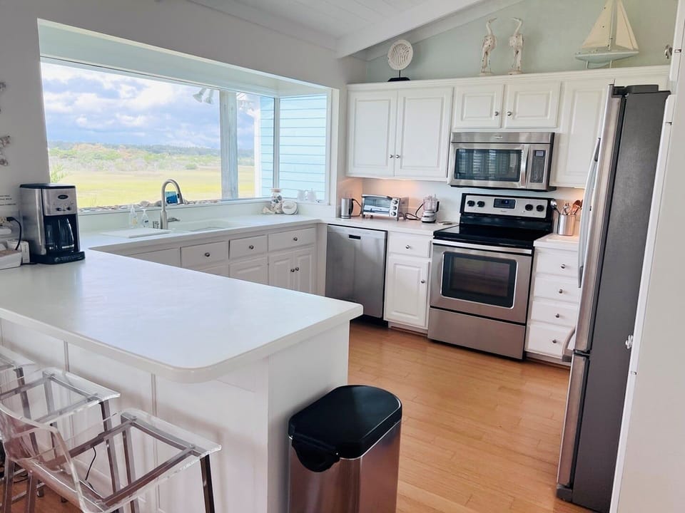 House, 4 Bedrooms | Private kitchen | Coffee/tea maker, microwave, oven, toaster