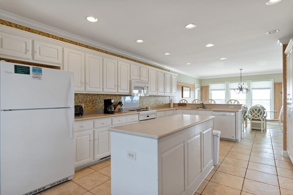 House, 4 Bedrooms | Private kitchen | Full-size fridge, microwave, oven, stovetop