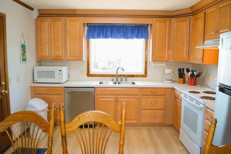 House, 2 Bedrooms | Private kitchen | Full-size fridge, microwave, oven, stovetop