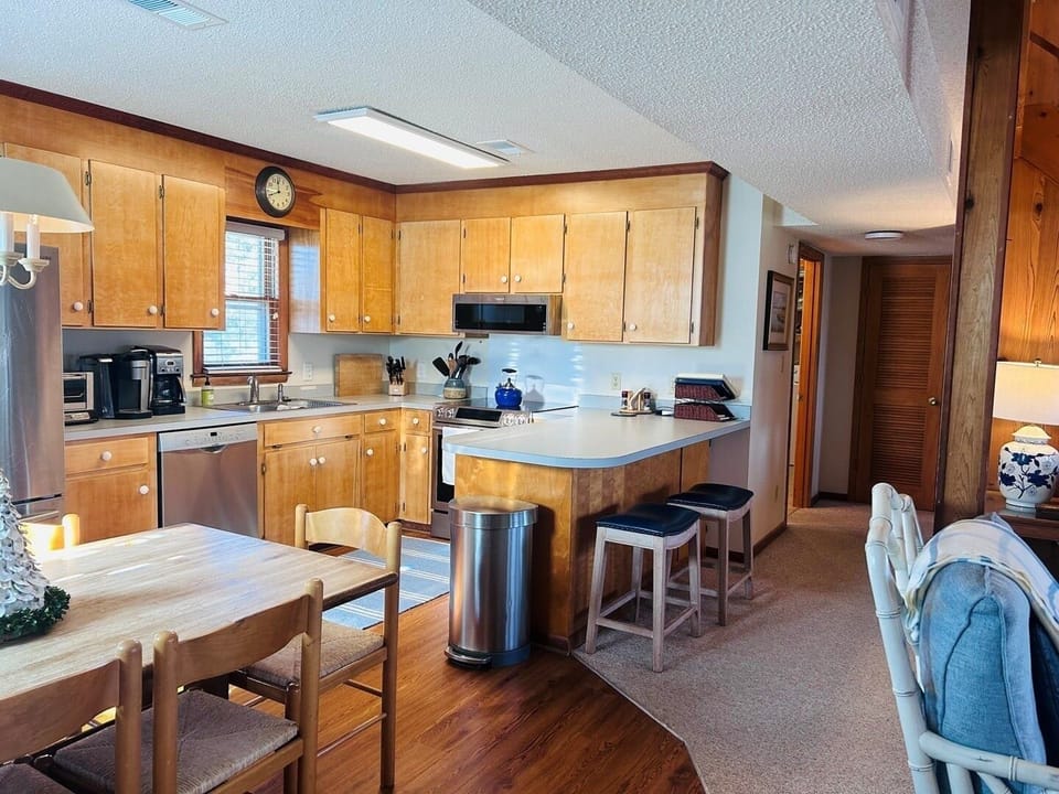 House, 4 Bedrooms | Private kitchen | Full-size fridge, microwave, oven, stovetop