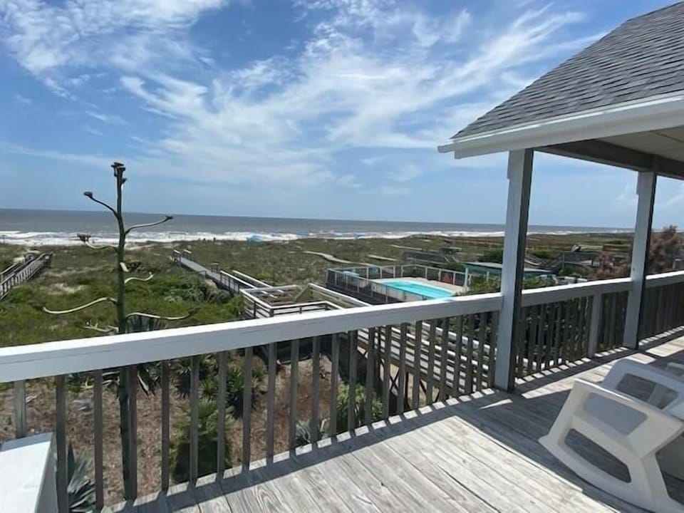 House, 5 Bedrooms | Balcony
