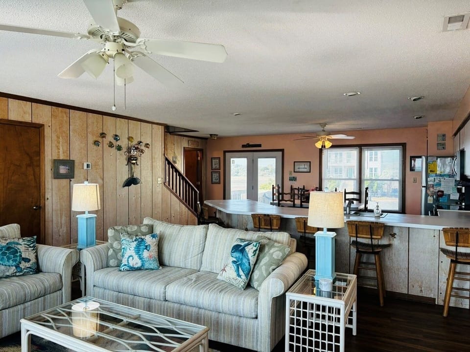 House, 5 Bedrooms | Living area | Flat-screen TV