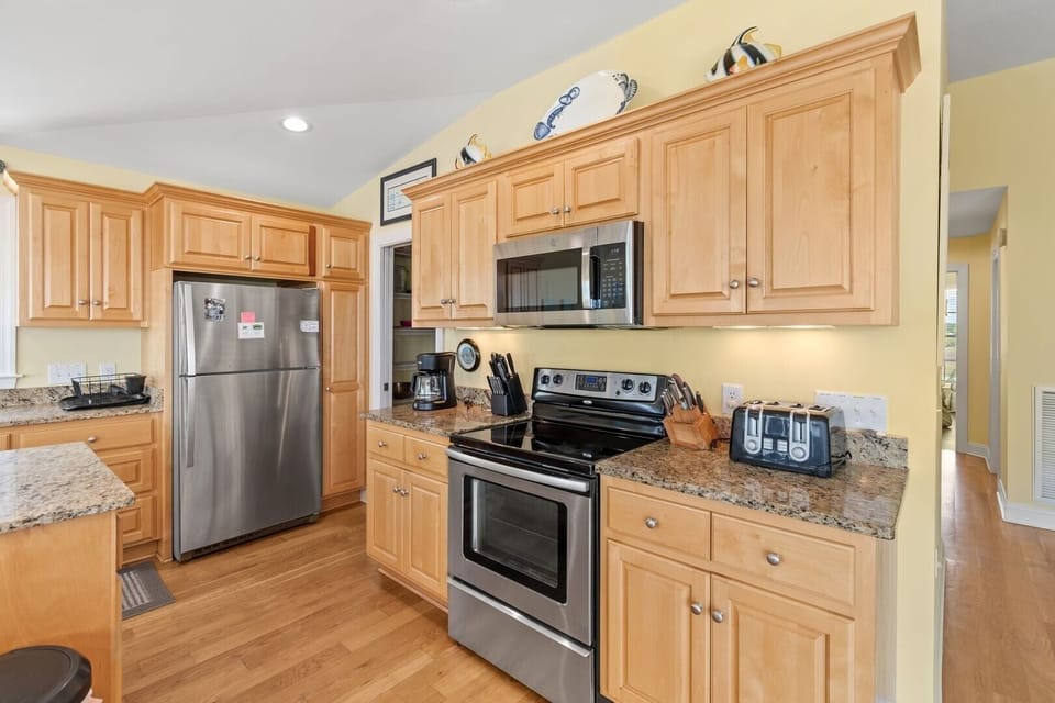 House, 6 Bedrooms | Private kitchen | Coffee/tea maker, full-size fridge, microwave, oven
