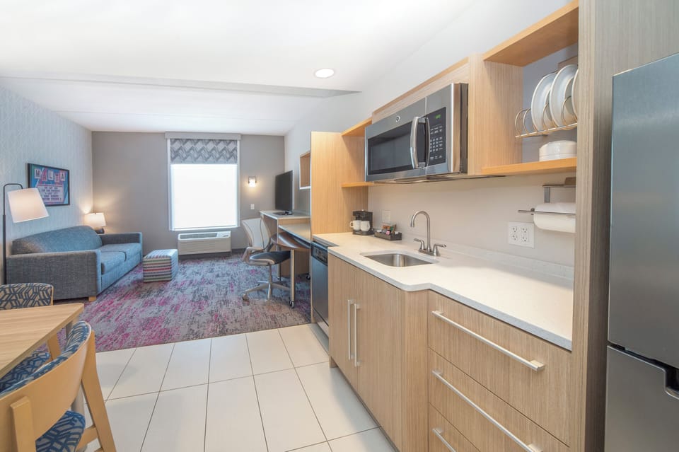Suite, 1 Double Bed, Non Smoking | Living area | 39-inch LCD TV with cable channels, TV, MP3 dock