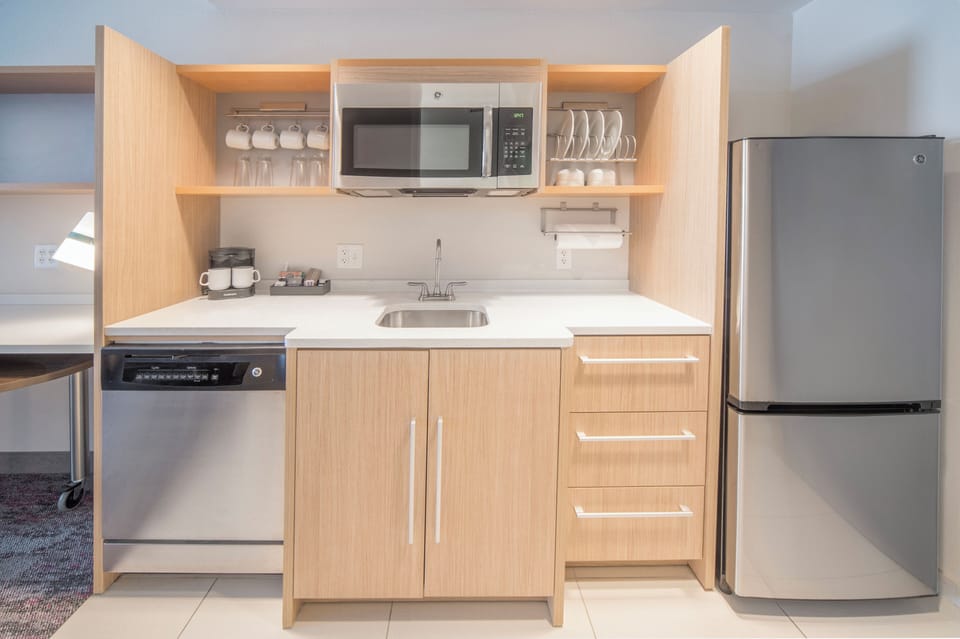 Fridge, microwave, dishwasher, coffee/tea maker