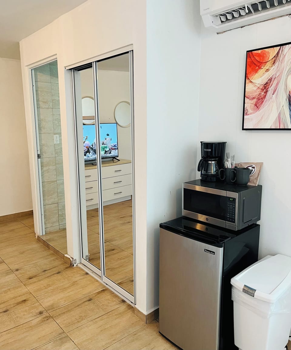 Grand Single Room, 1 Bedroom | Living area | Smart TV