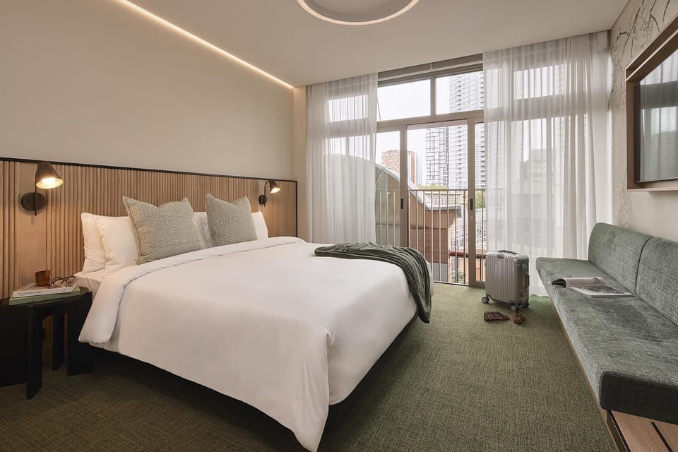 Deluxe King | Premium bedding, soundproofing, iron/ironing board, free WiFi