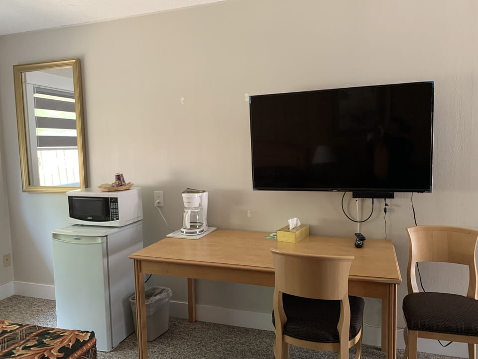 Comfort Single Room, 1 Queen Bed, Non Smoking, Mountain View | Desk, laptop workspace, blackout drapes