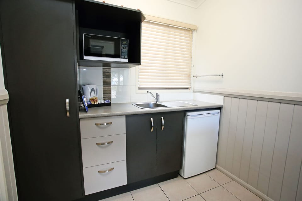 Ensuite Studio | Private kitchenette | Fridge, microwave, coffee/tea maker, electric kettle