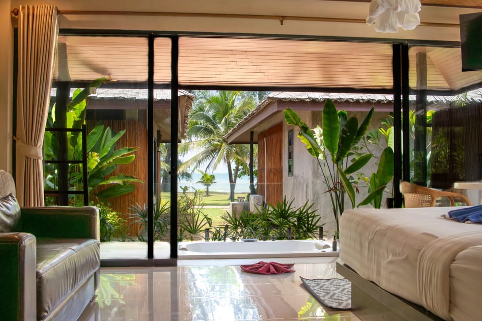 Deluxe Sea View Villa with Spa Bath | Minibar, in-room safe, desk, blackout drapes