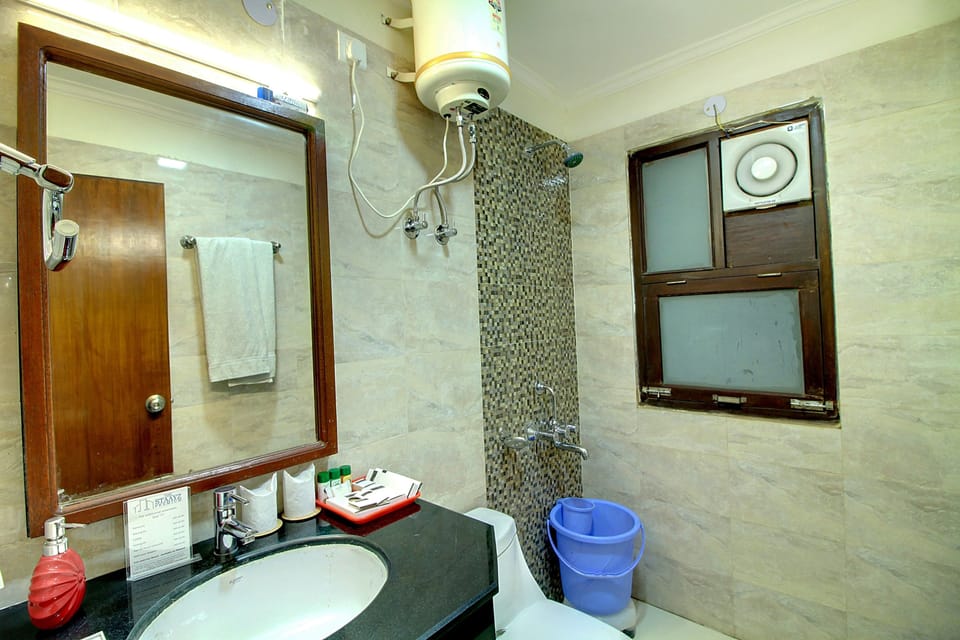 Shower, free toiletries, slippers, bidet