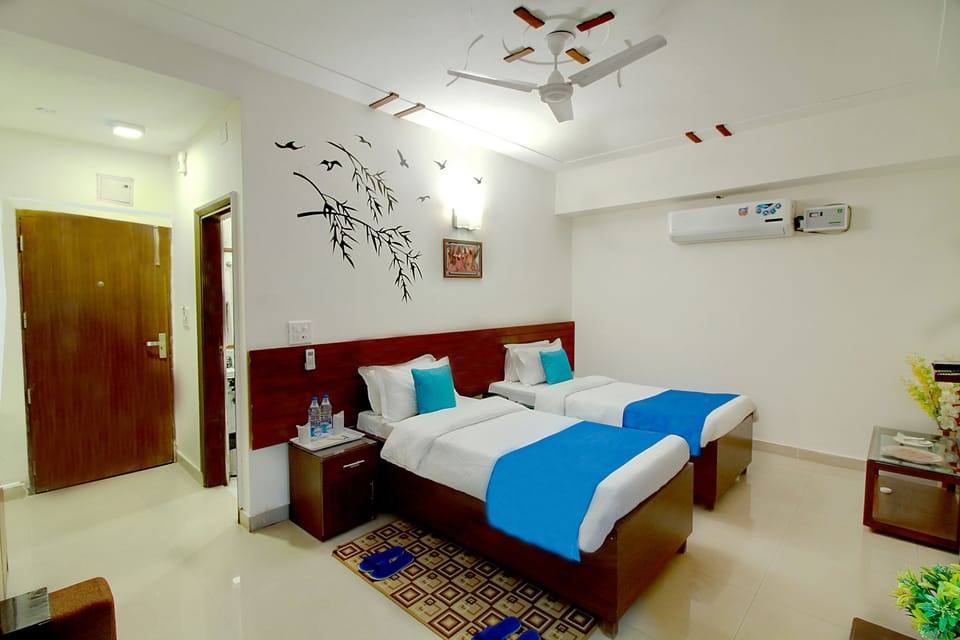 Premium bedding, minibar, desk, blackout drapes