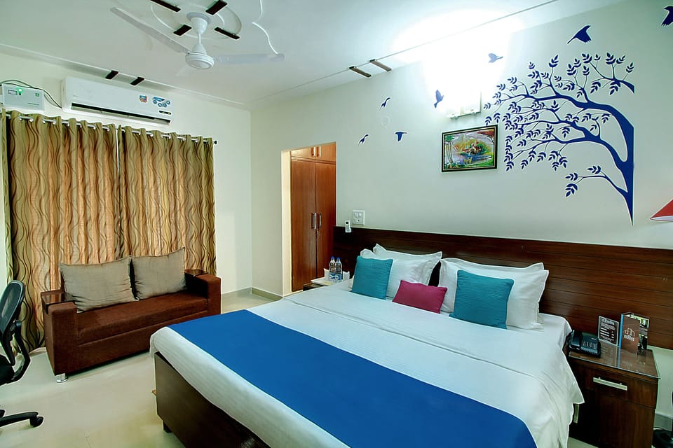 Premium bedding, minibar, desk, blackout drapes