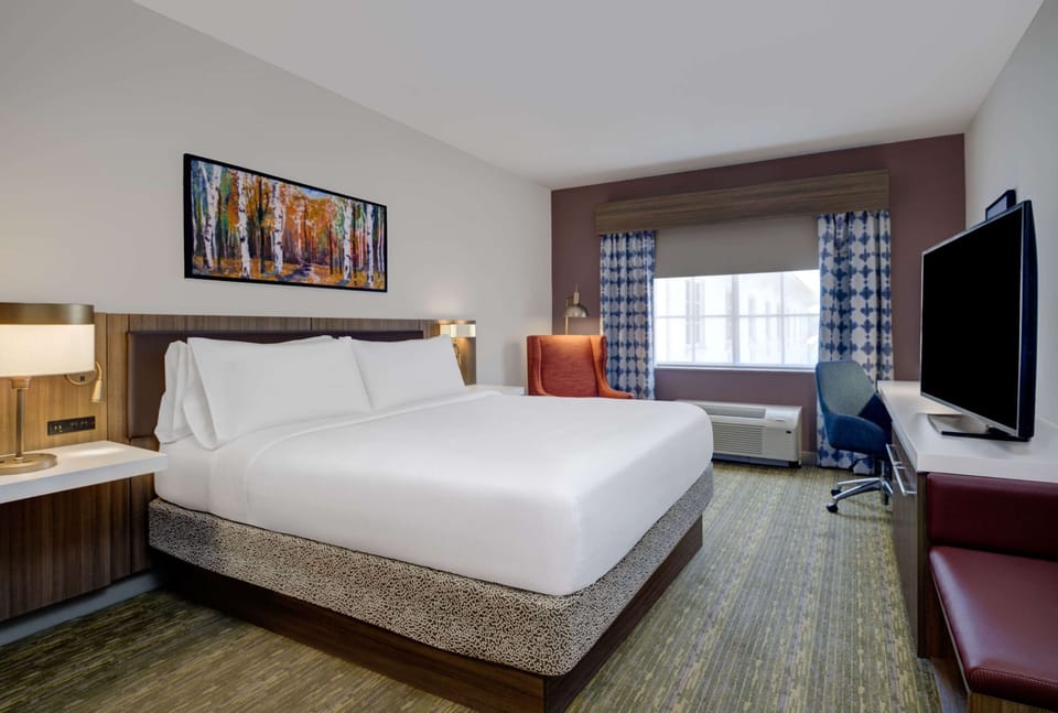Standard King | In-room safe, desk, iron/ironing board, free cribs/infant beds