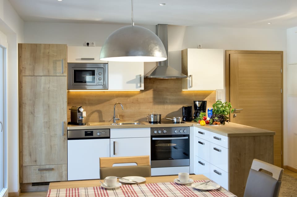 Full-size fridge, microwave, oven, stovetop