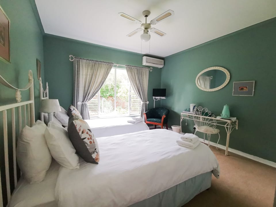 Twin Room | Desk, WiFi (free), bed sheets