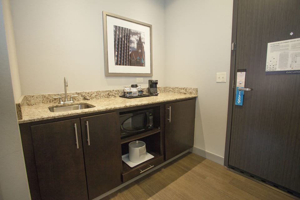 Fridge, coffee/tea maker