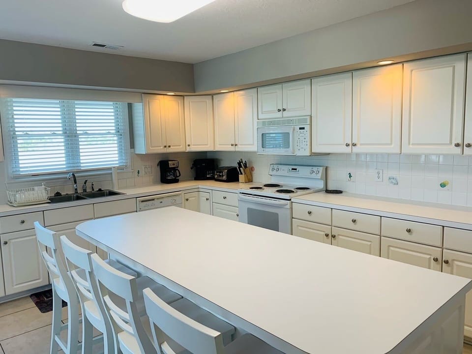 House, 5 Bedrooms | Private kitchen | Coffee/tea maker, full-size fridge, microwave, oven
