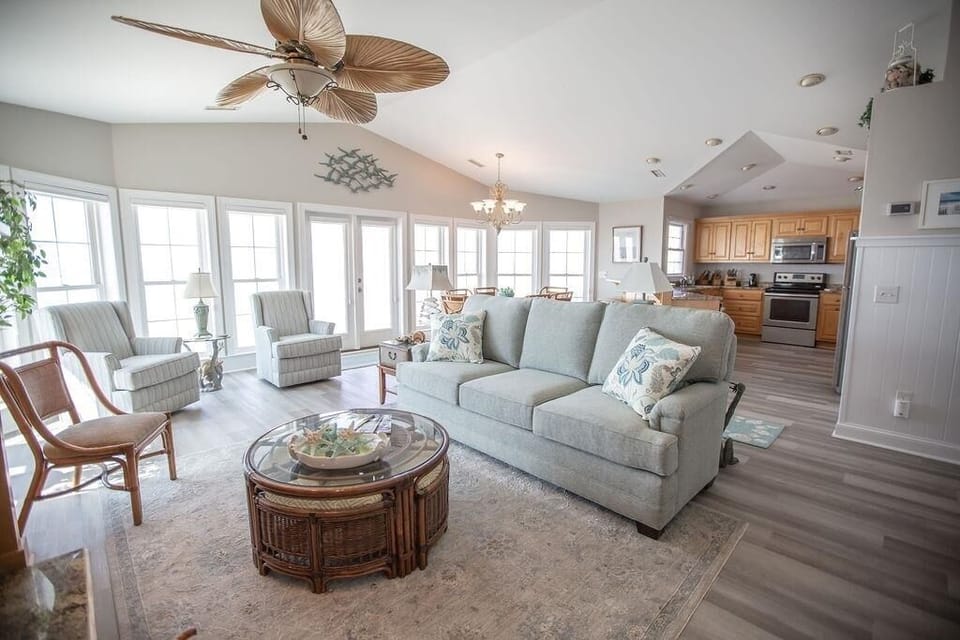 House, 6 Bedrooms | Living room | TV, fireplace, DVD player
