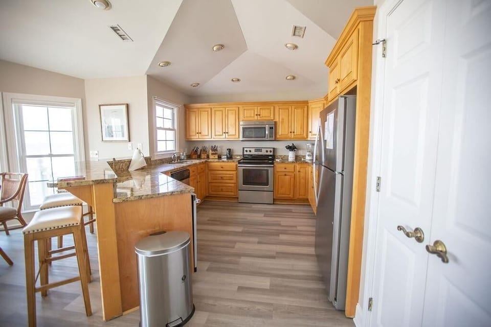 House, 6 Bedrooms | Private kitchen | Full-size fridge, microwave, oven, stovetop