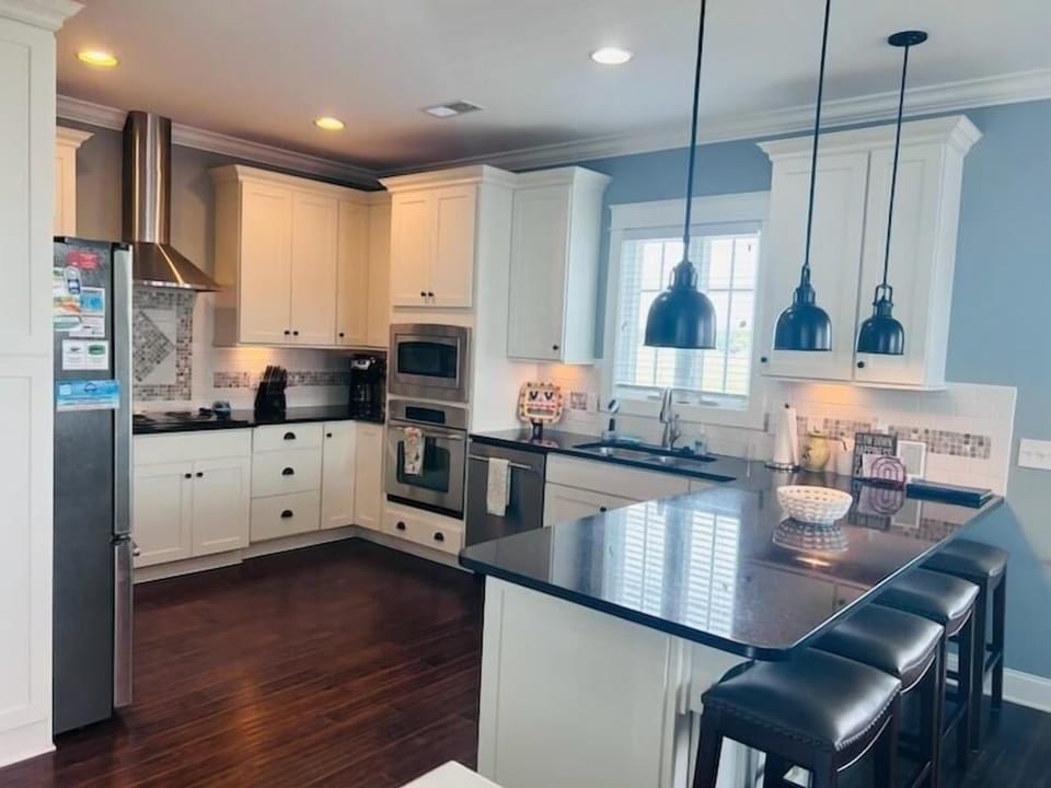 House, 4 Bedrooms | Private kitchen | Full-size fridge, microwave, oven, stovetop