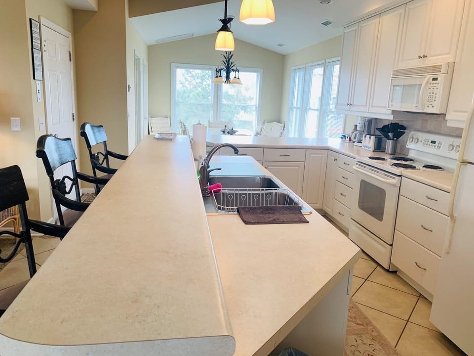 House, 2 Bedrooms | Private kitchen | Full-size fridge, microwave, oven, stovetop