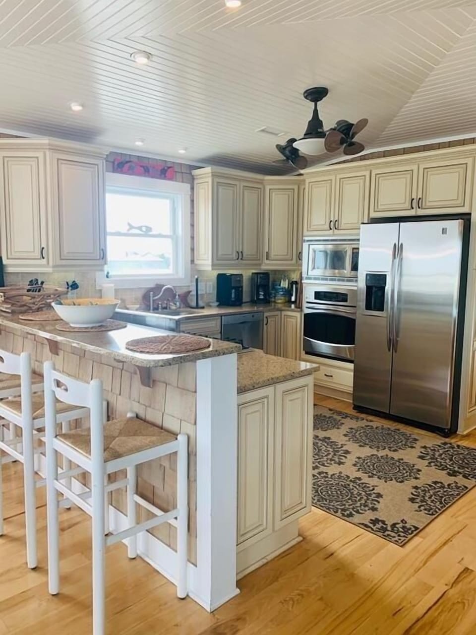 House, 5 Bedrooms | Private kitchen | Full-size fridge, microwave, oven, stovetop