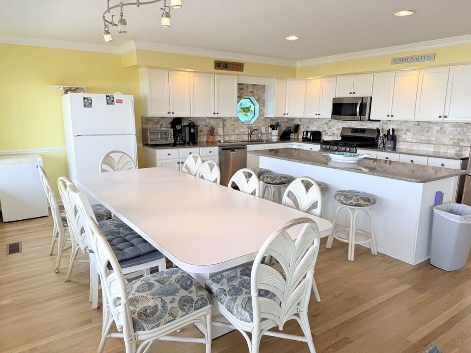 House, 5 Bedrooms | Private kitchen | Coffee/tea maker, full-size fridge, microwave, oven
