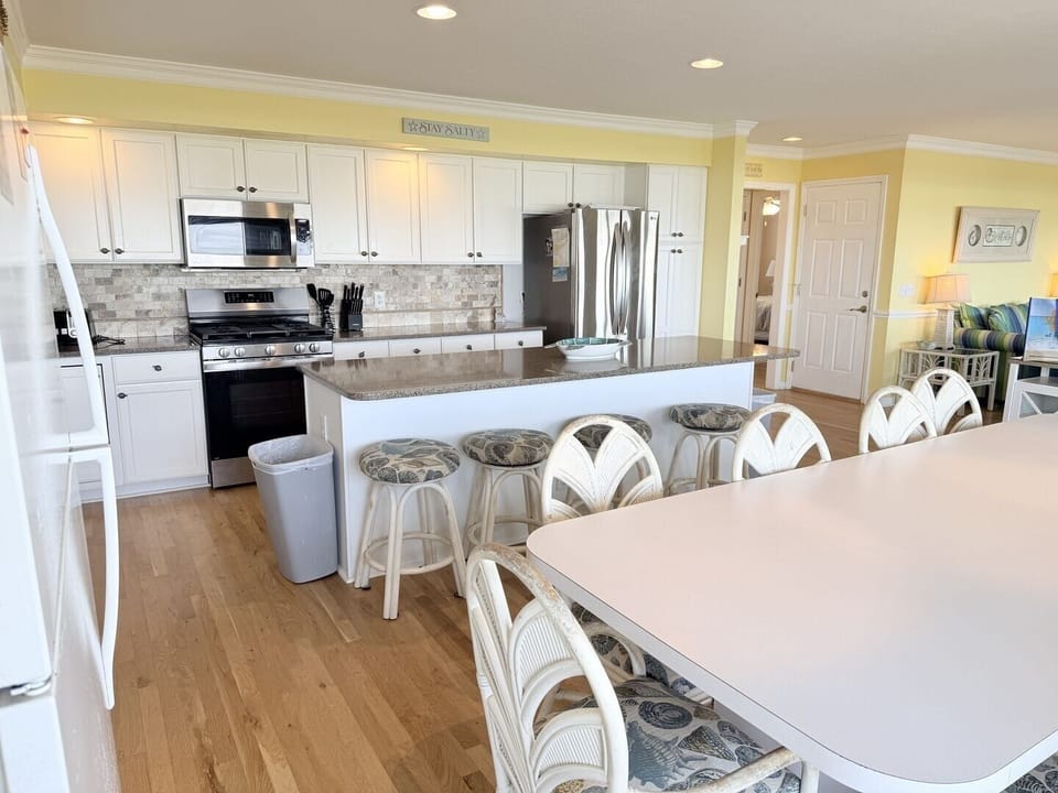 House, 5 Bedrooms | Private kitchen | Coffee/tea maker, full-size fridge, microwave, oven