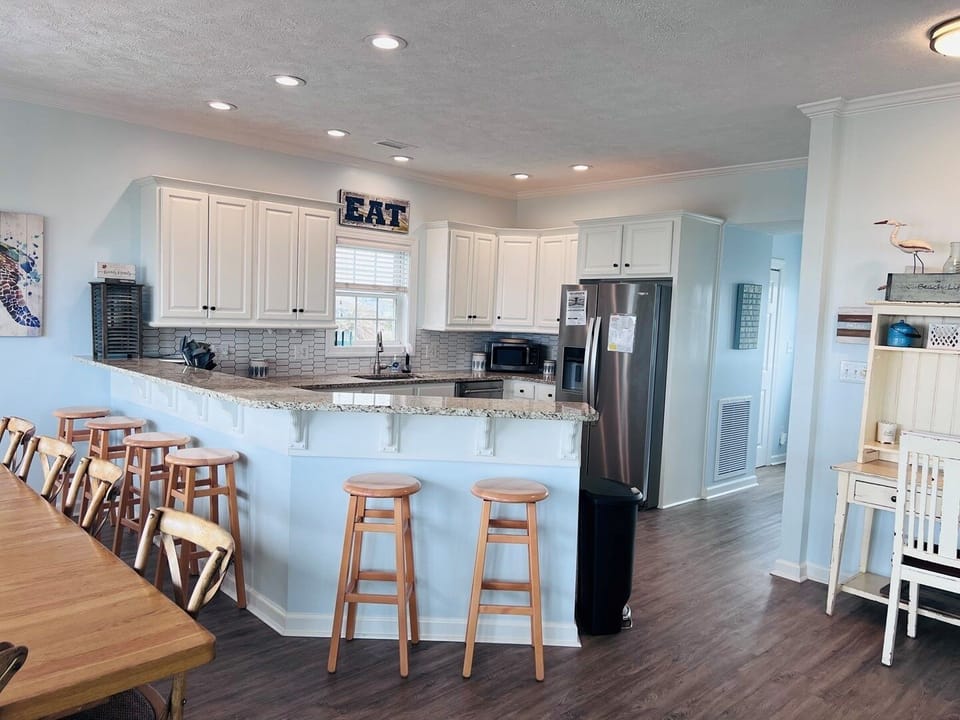 House, 4 Bedrooms | Private kitchen | Full-size fridge, microwave, oven, stovetop