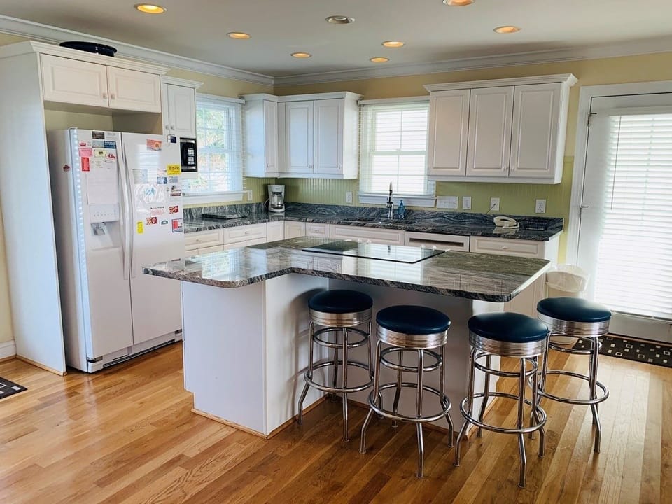 House, 4 Bedrooms | Private kitchen | Full-size fridge, microwave, oven, stovetop