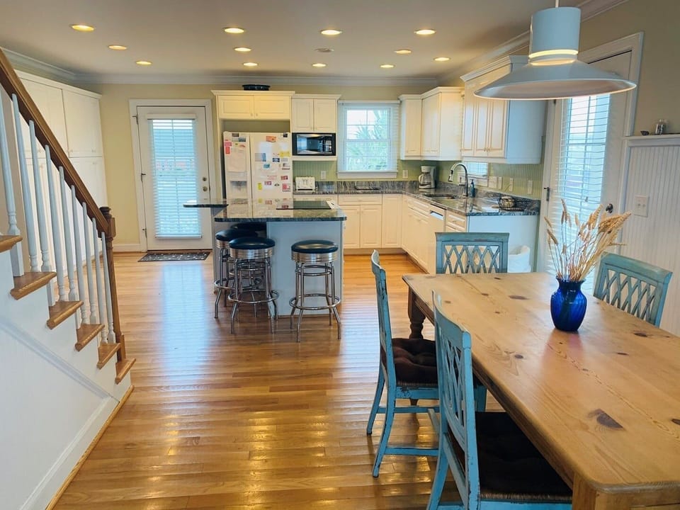 House, 4 Bedrooms | Private kitchen | Coffee/tea maker, full-size fridge, microwave, oven