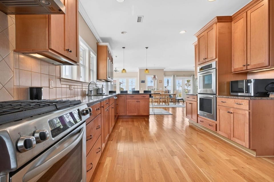 House, 5 Bedrooms | Private kitchen | Coffee/tea maker, full-size fridge, microwave, oven