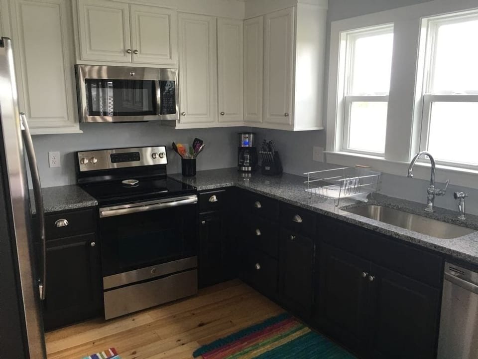 House, 4 Bedrooms | Private kitchen | Full-size fridge, microwave, oven, stovetop