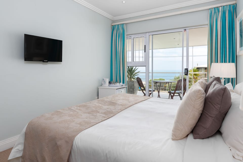 Premium bedding, in-room safe, desk, laptop workspace