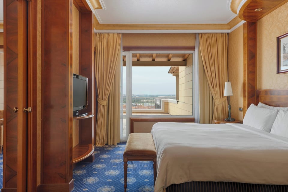 Executive Suite, 1 Bedroom | Premium bedding, down comforters, in-room safe, desk