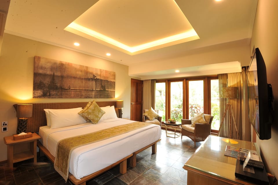 Premier Room | Minibar, in-room safe, individually decorated, individually furnished