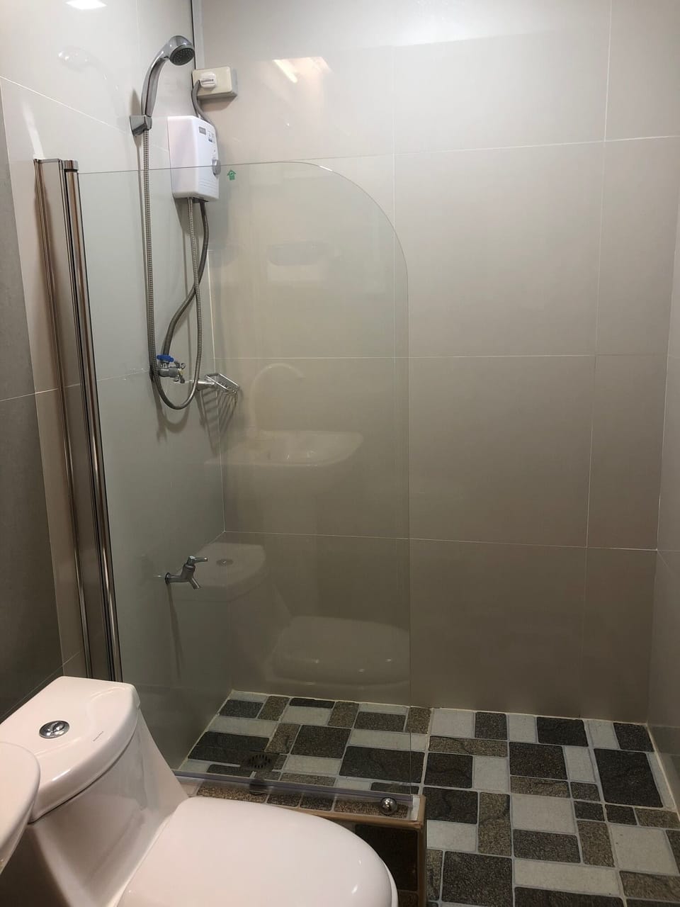 Deluxe Twin Room | Bathroom | Shower, slippers, towels