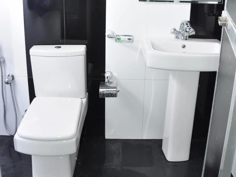 Deluxe Double Room | Bathroom | Shower, rainfall showerhead, free toiletries, towels