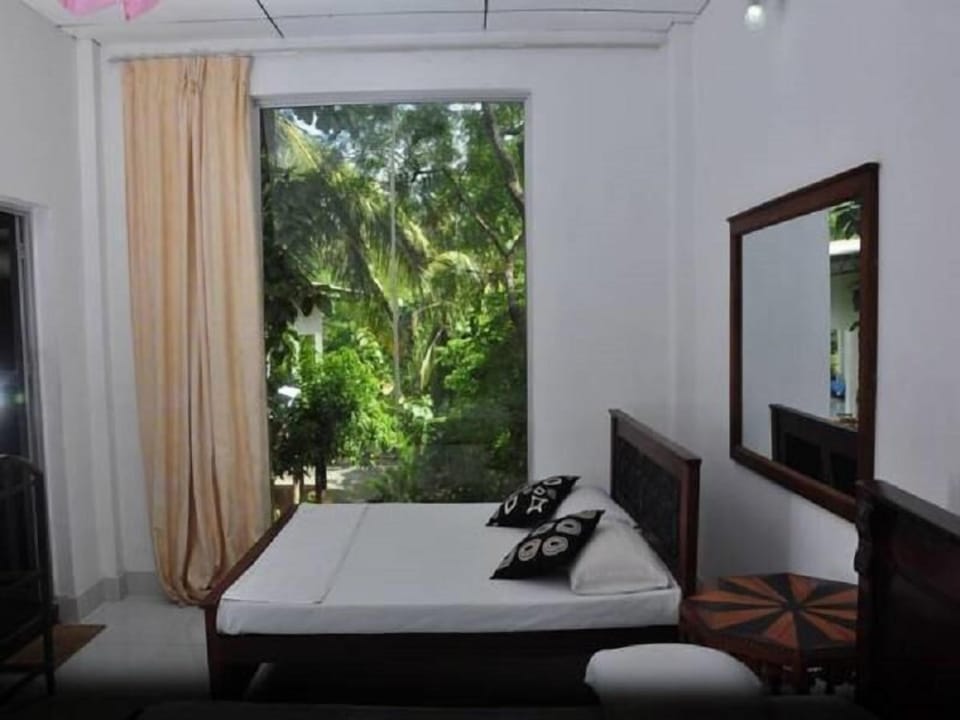 Desk, laptop workspace, iron/ironing board, free WiFi
