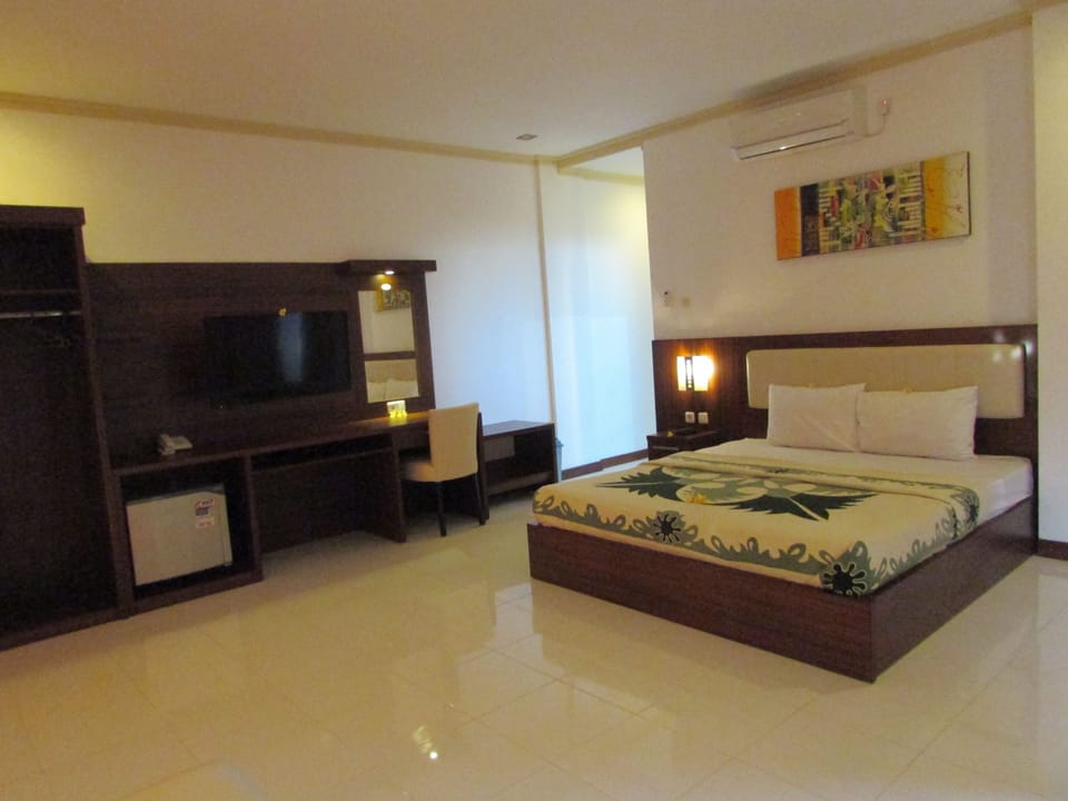 Standard Double Room | Minibar, in-room safe, desk, free WiFi