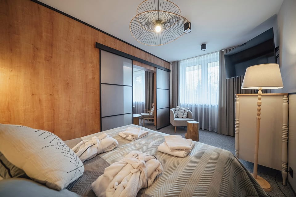 Deluxe Studio (2 adults with direct access to therms) | Desk, blackout drapes, soundproofing, iron/ironing board