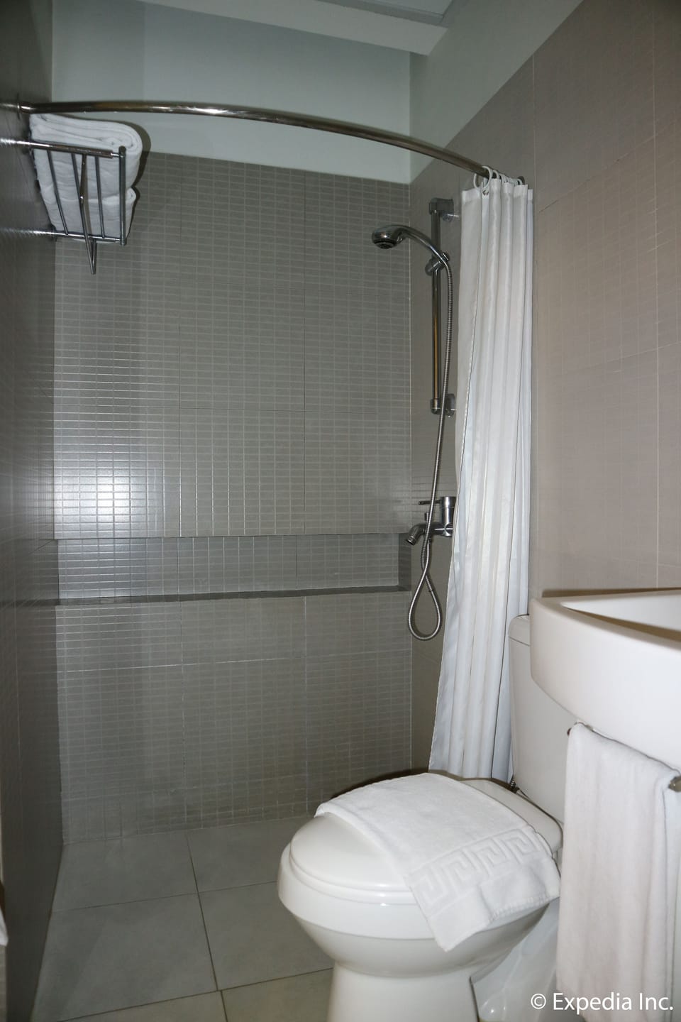 Deluxe Room | Bathroom | Shower, free toiletries, towels