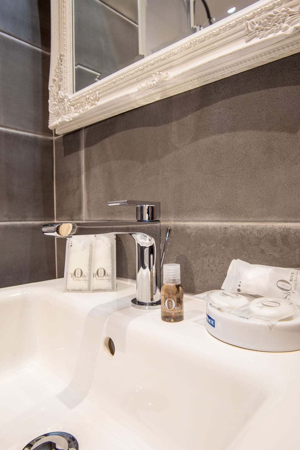 Economy Room | Bathroom sink