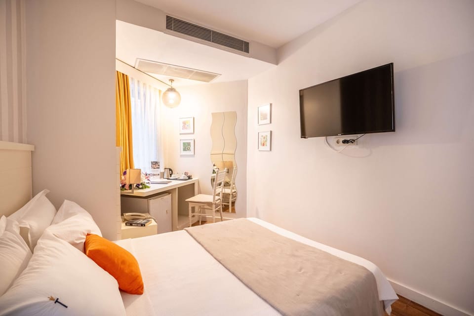 Basic Room | Minibar, laptop workspace, soundproofing, free WiFi