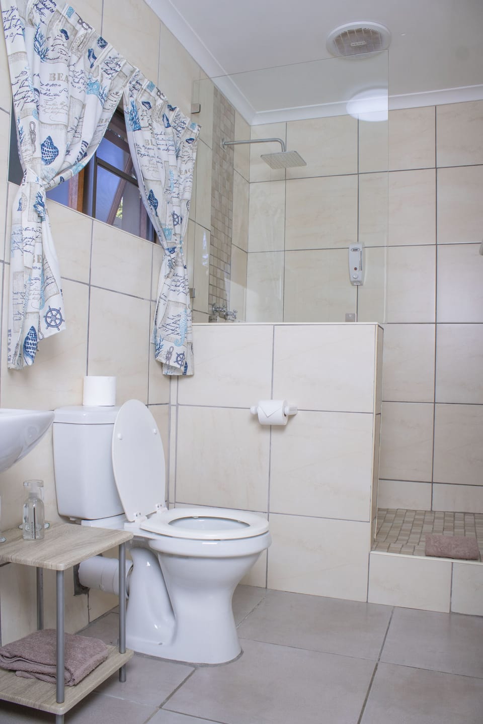 Standard Double Room, Garden View | Bathroom | Shower, free toiletries, hair dryer, towels