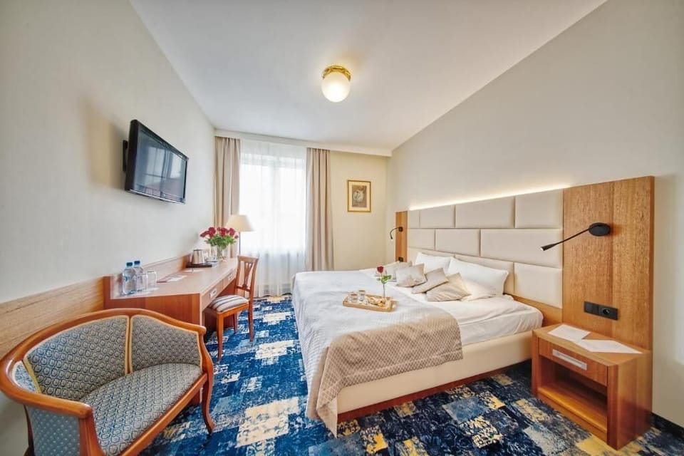 Premium bedding, desk, soundproofing, free WiFi