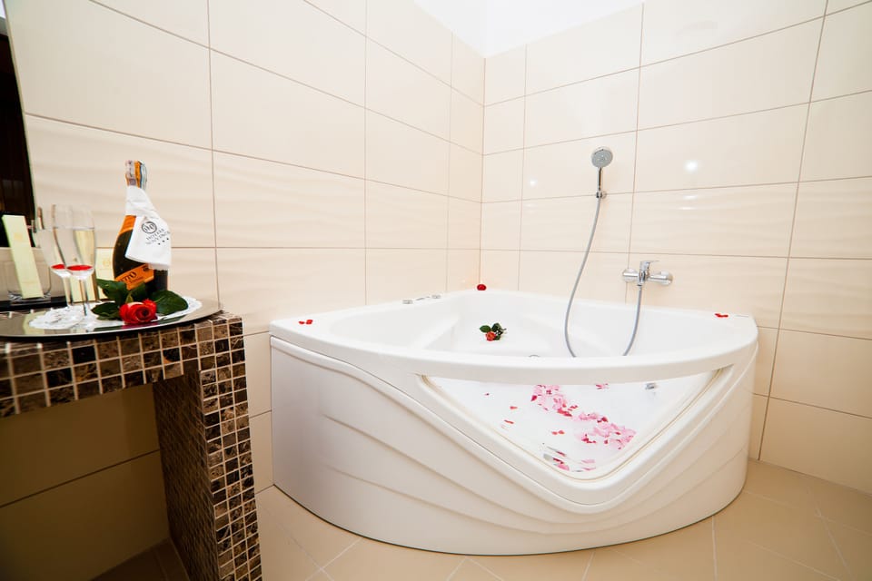 Apartment, 1 Bedroom, Jetted Tub | Deep soaking bathtub