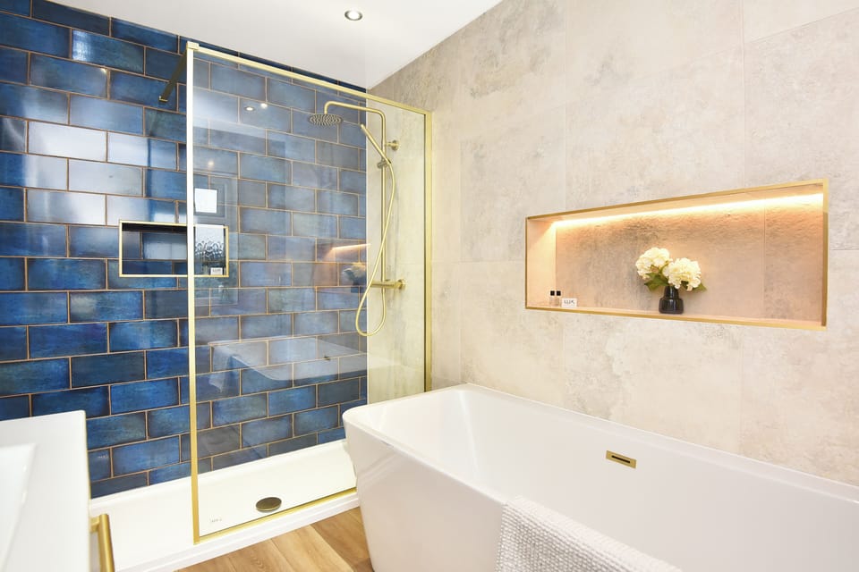 Deluxe Double Room | Bathroom | Combined shower/tub, free toiletries, hair dryer, towels